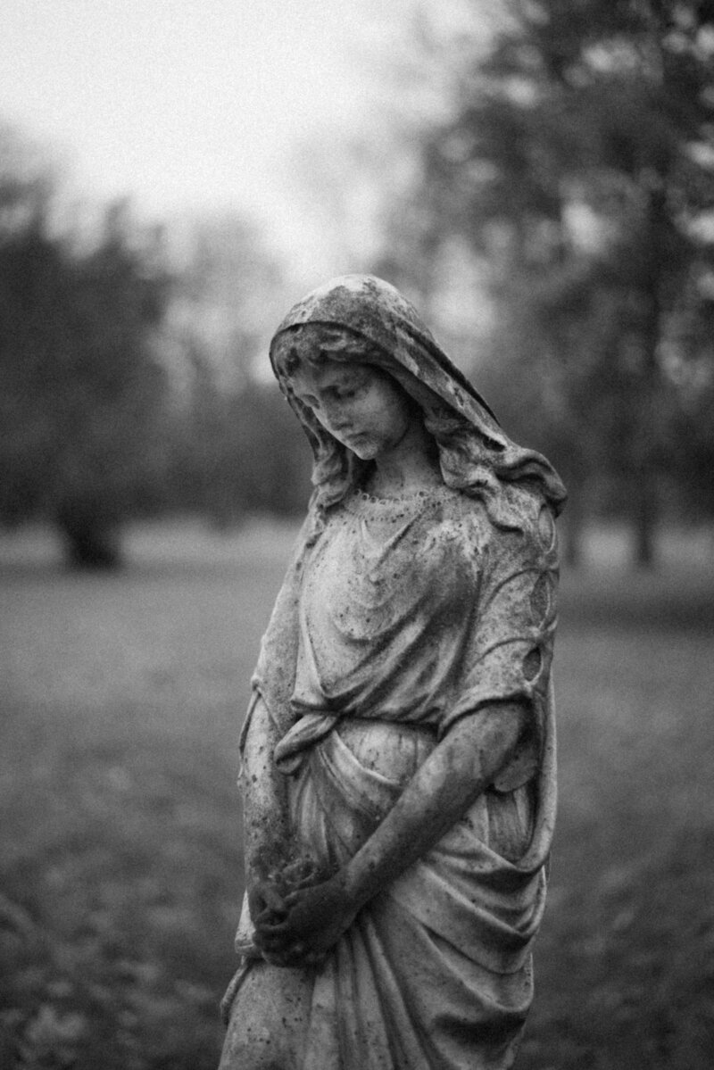 Statues in a park of Mustio manor on a couple photography session with photographer Hannika Gabrielsson