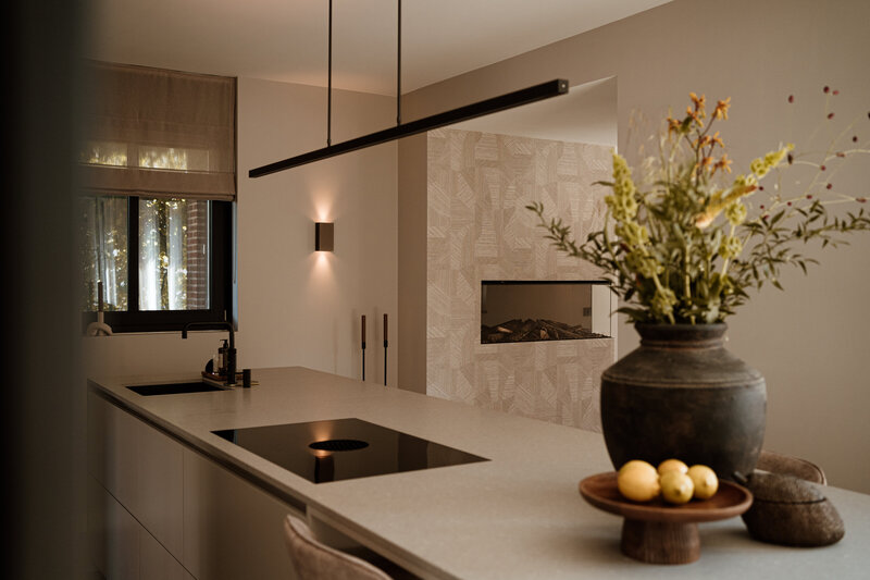 Een interieur op maat voor een druk gezin, met een ruime keuken en veel opbergruimte. Chrissy Interiors creëerde eenheid en warmte, perfect passend bij het dagelijks leven van de klant.