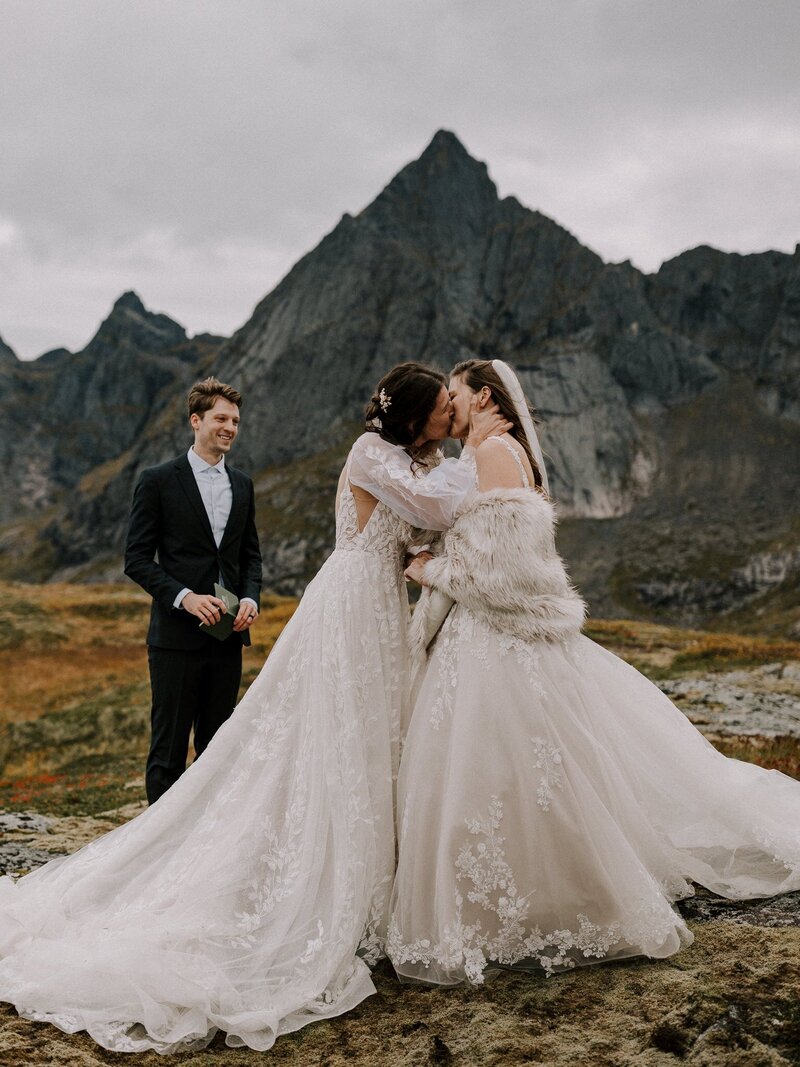 A same sex wedding couple in front of mountains in Norway