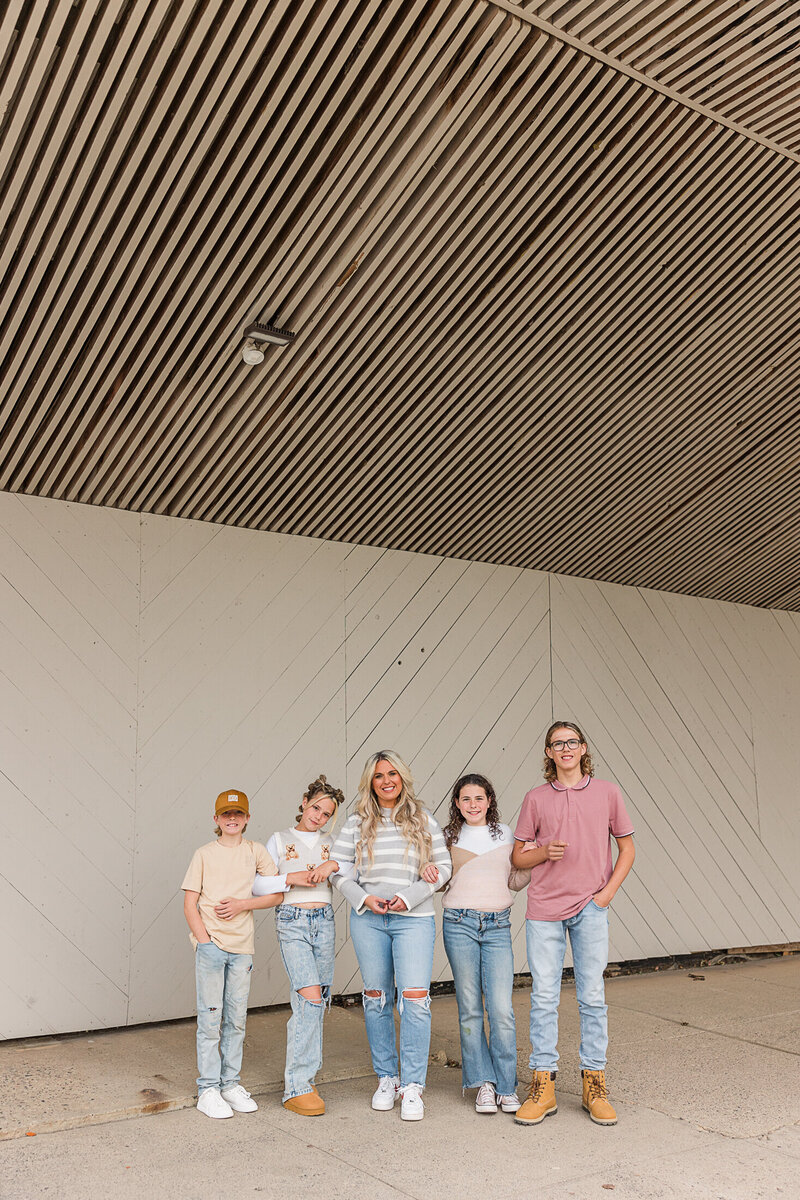 2024 krystal-moore-photography-moose-jaw-white-wall-family-session-5