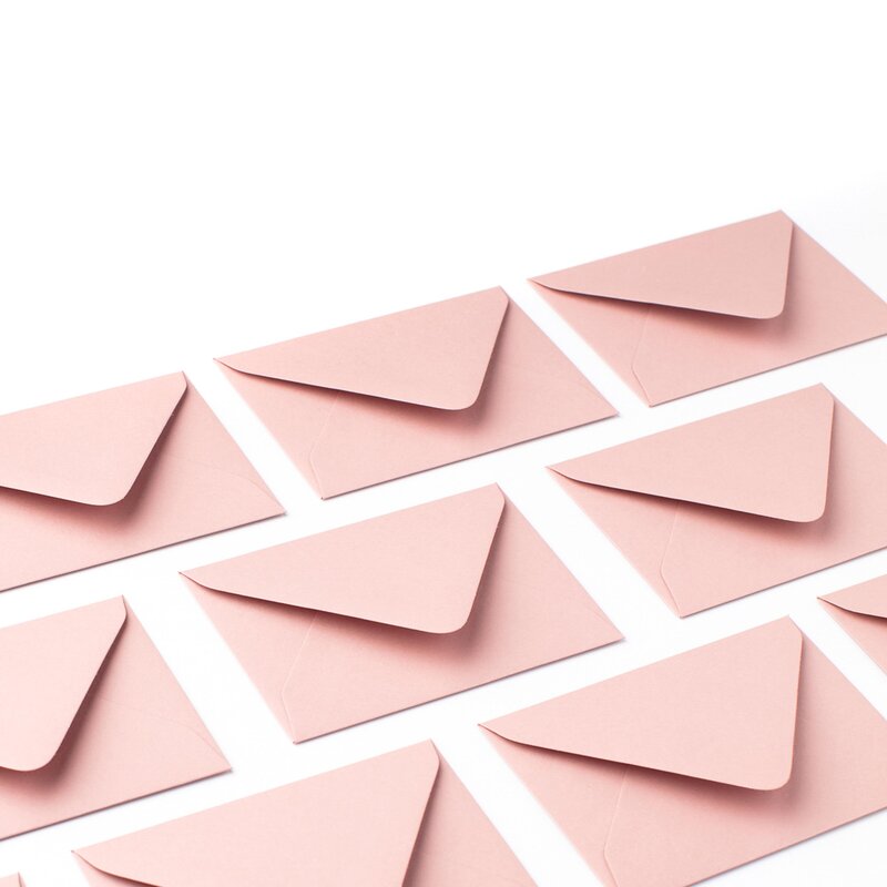 Envelopes- cartas peach sobre fondo lilac.