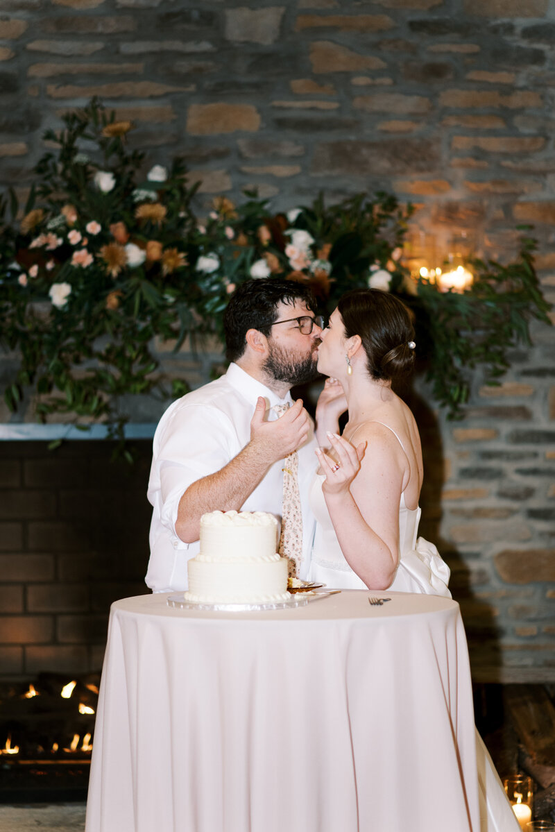 sarah-elizabeth-studio-ohio-wedding-photographer-the-landing-cummins-wedding-friday-cake-18