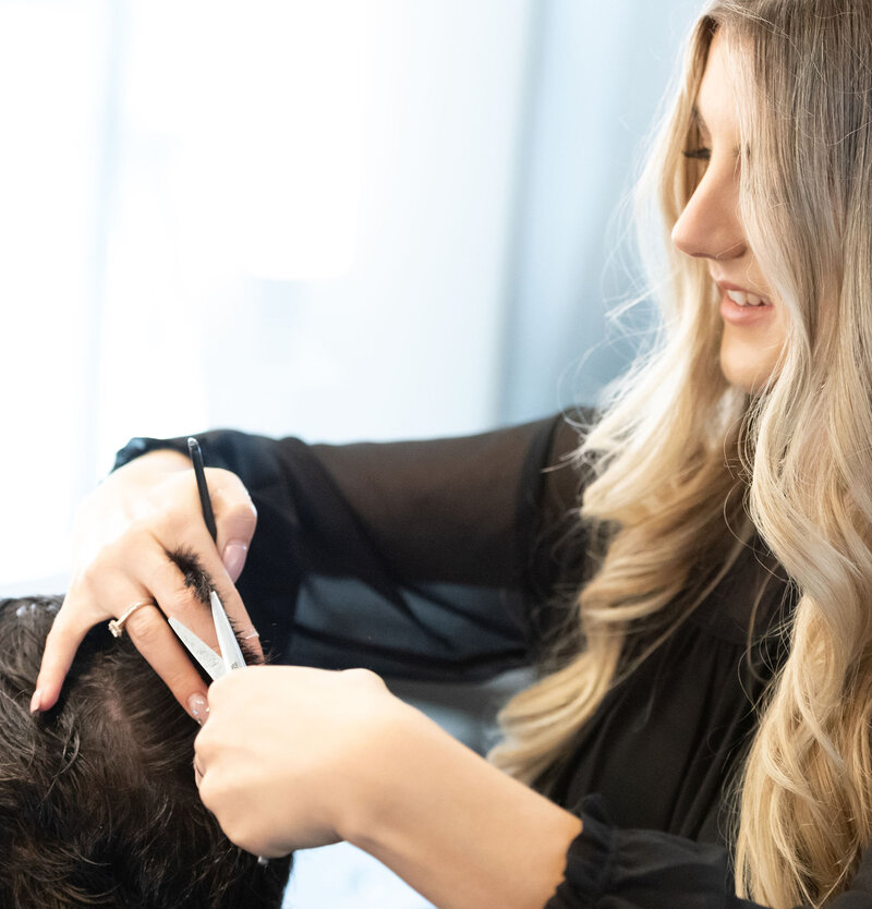 Vivd stylist using scissors to cut man's hair