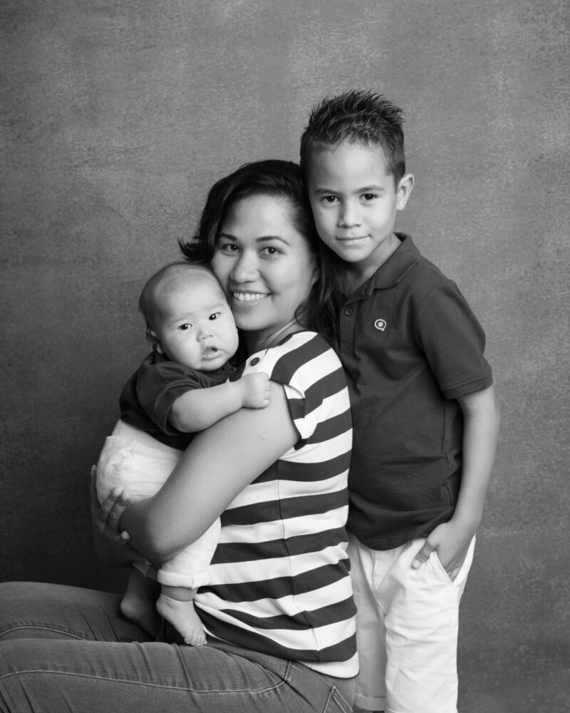 Famille en studio, classique sur fond noir, tenues élégantes