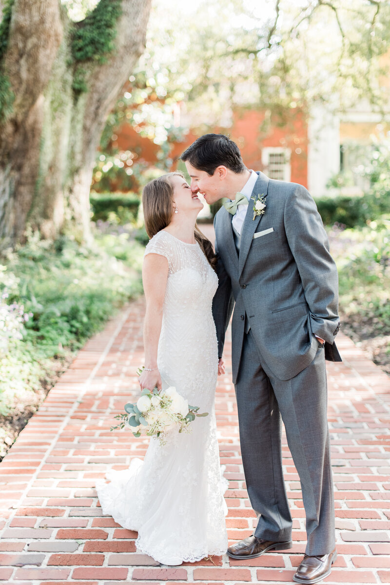 Bride & groom at Houmas House and Gardens