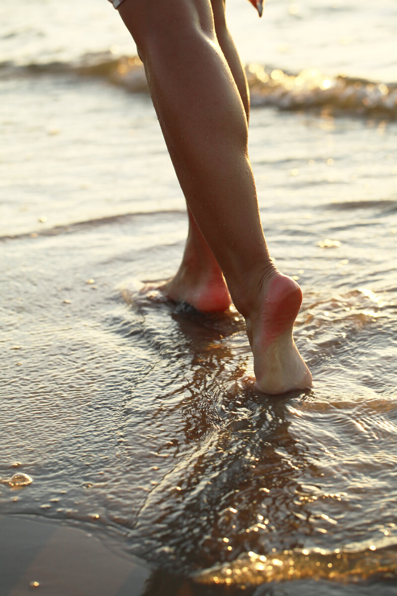 pieds et jambes légères eau océan