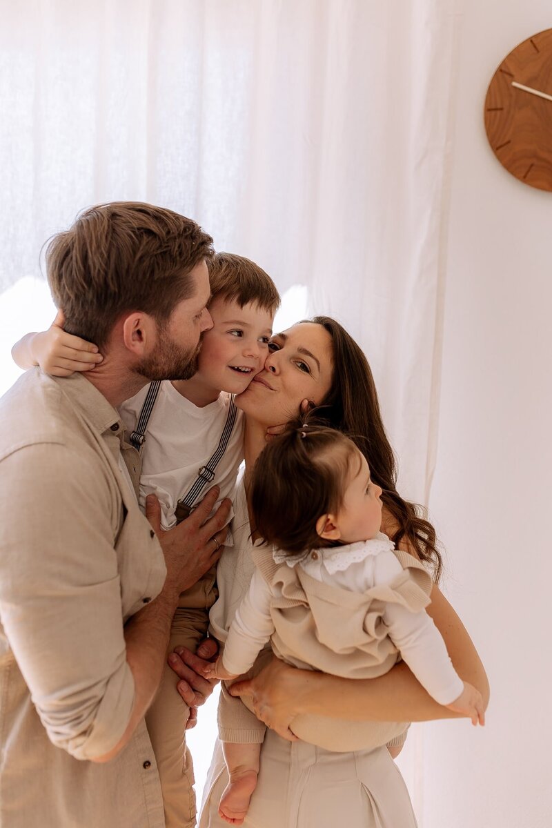 Familie haelt sich in den Armen