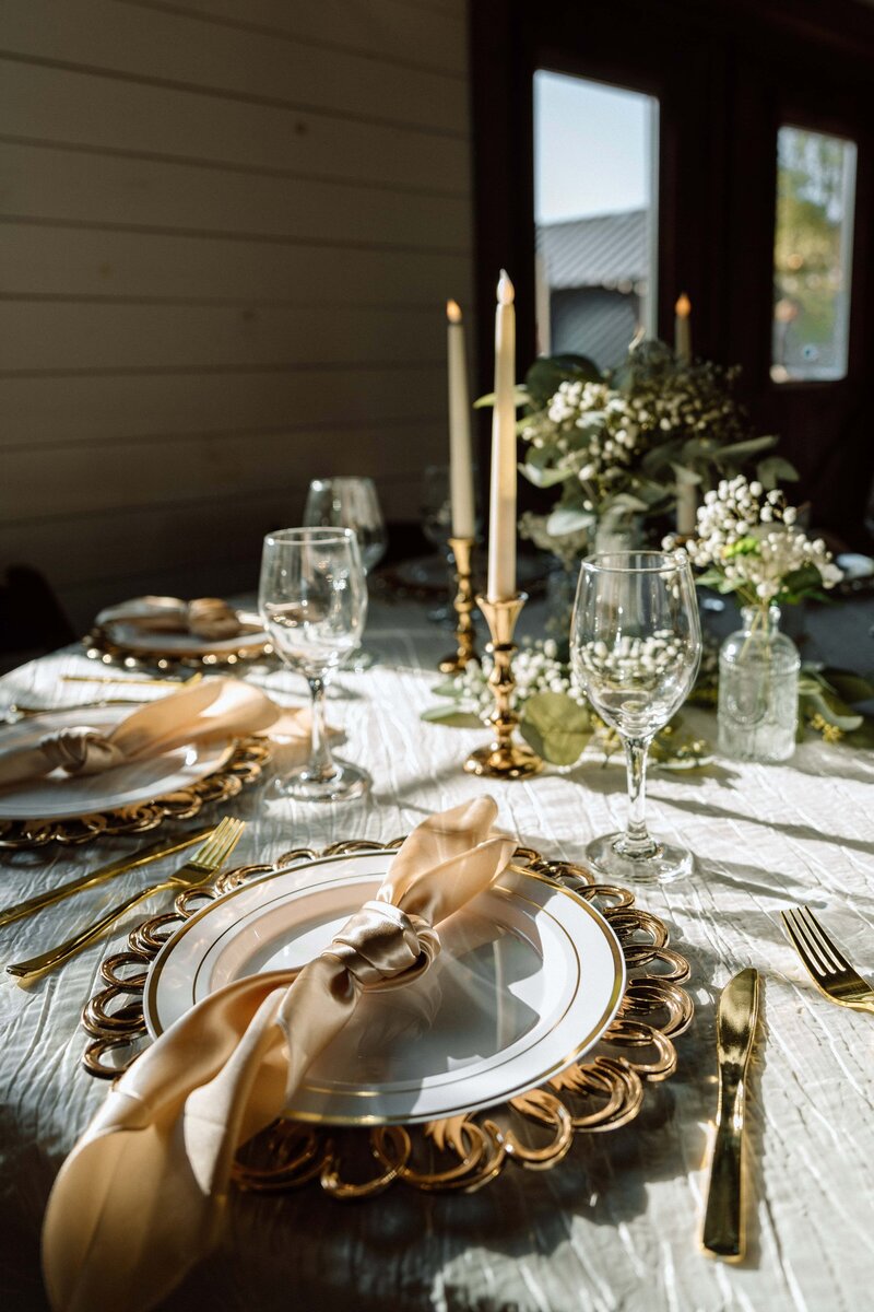 tablescape detail shot in the sunlight at fiddle dee farms wedding