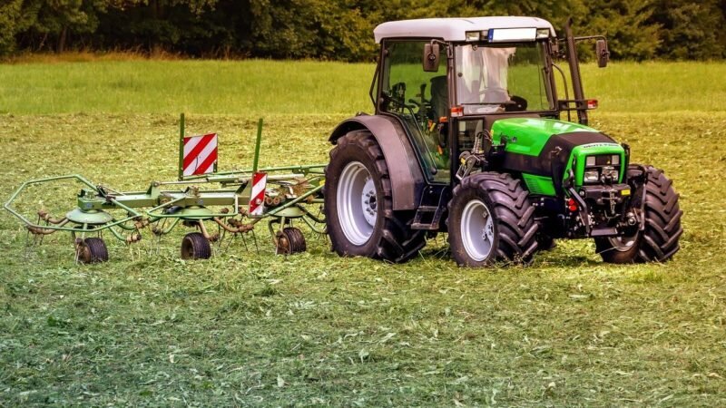 traktor-som-åker.på-äng