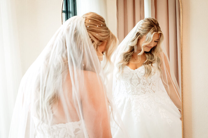 Bride getting ready in Bridal Suite at 10 South in Janesville, Wisconsin | Cree La Vie Studios