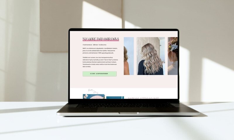 läppäri, jossa kuva Wavy nettisivupohjasta