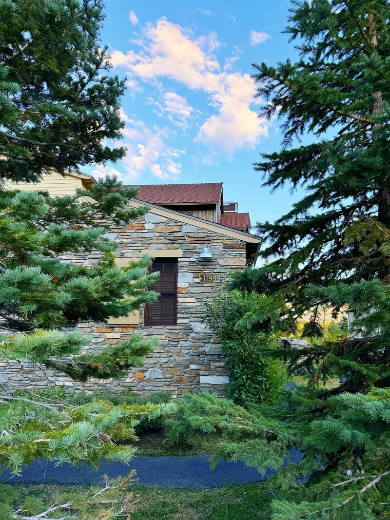 Exterior of Pyramid Peak Adventure House, a luxury vacation rental in Mammoth Lakes, showcasing beautiful mountain views.