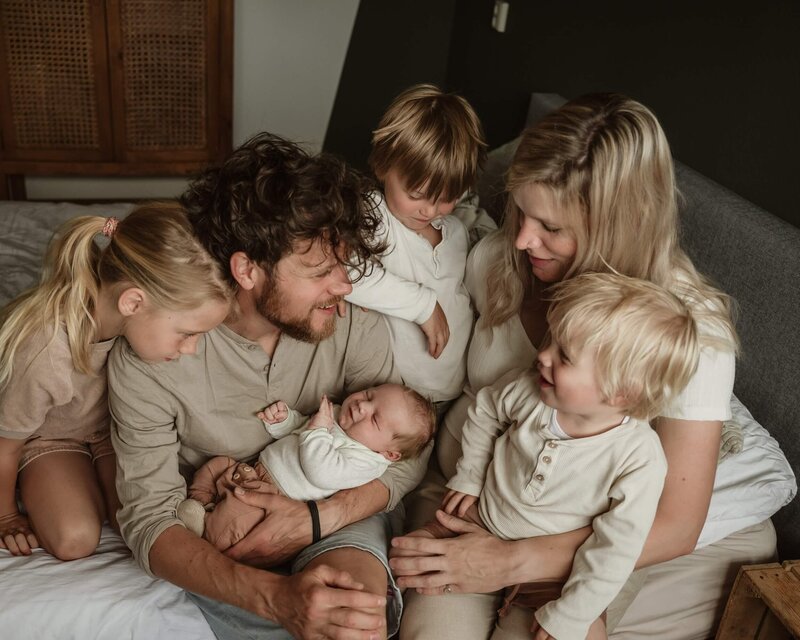 Gezin tijdens newborn fotoshoot thuis