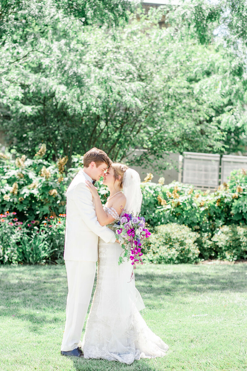 Outdoor-Light-and-airy-wedding-photos-in-Tristate-Ohio-Indiana-Kentucky-2