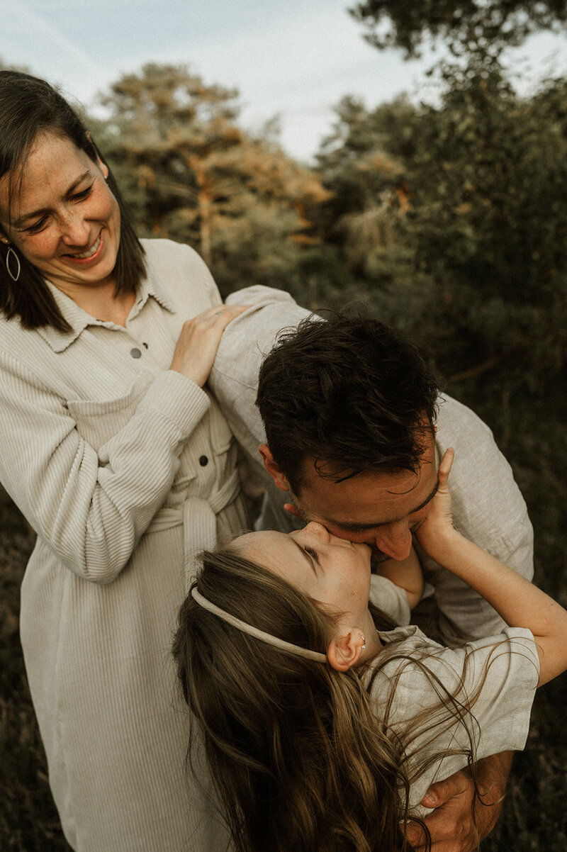 Gezinsfotografie in Nijlen tijdens golden hour – pure, spontane momenten vastgelegd in de heide.