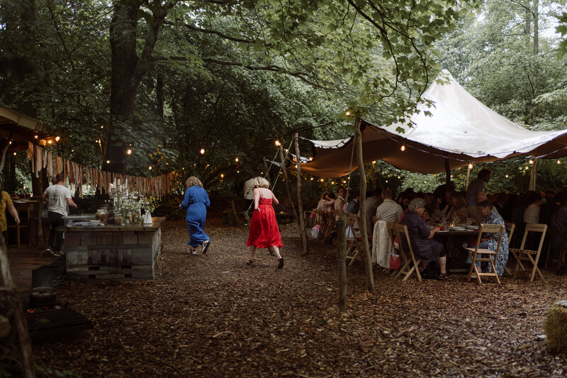 Bruiloft diner onder een stretchtent 