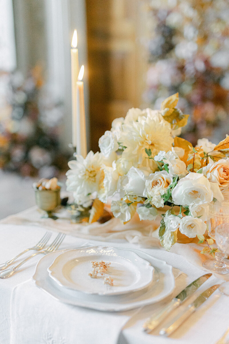Composition-florale-table-mariage-haut-de-gamme-3