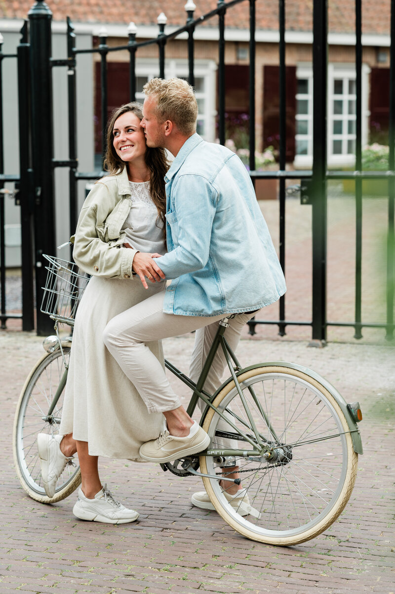 Een stel geniet van een loveshoot op de fiets in een intieme en ontspannen sfeer, vastgelegd door Monica Stout Fotografie in Sliedrecht en omgeving.