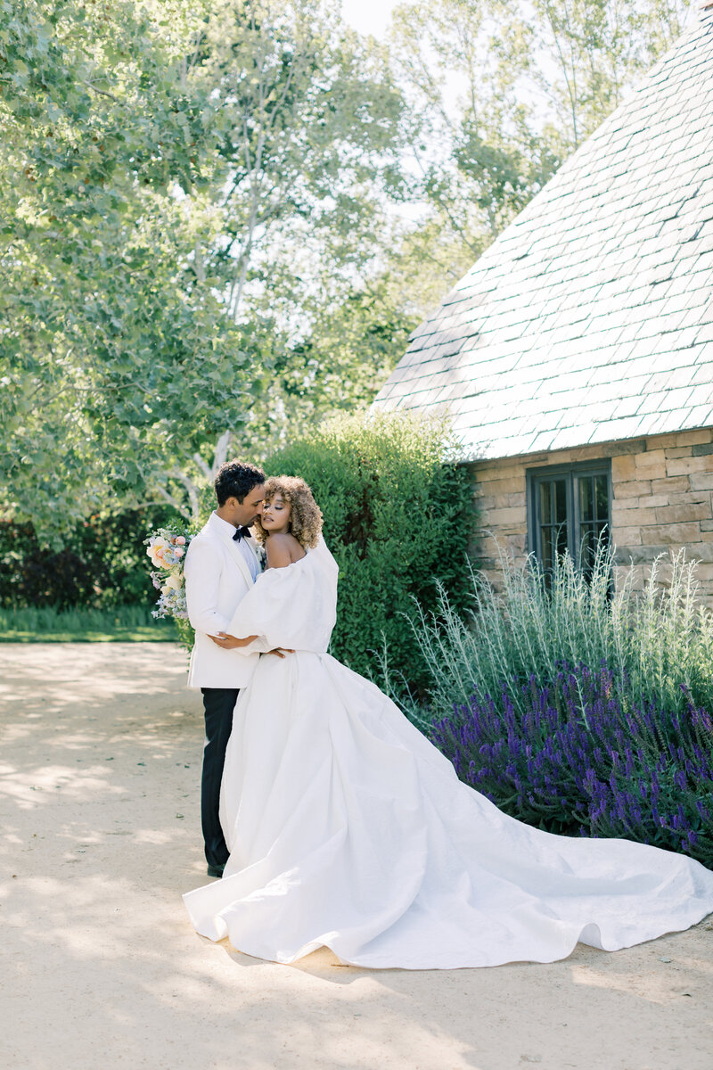 bride-groom-garden-kiss-wedding