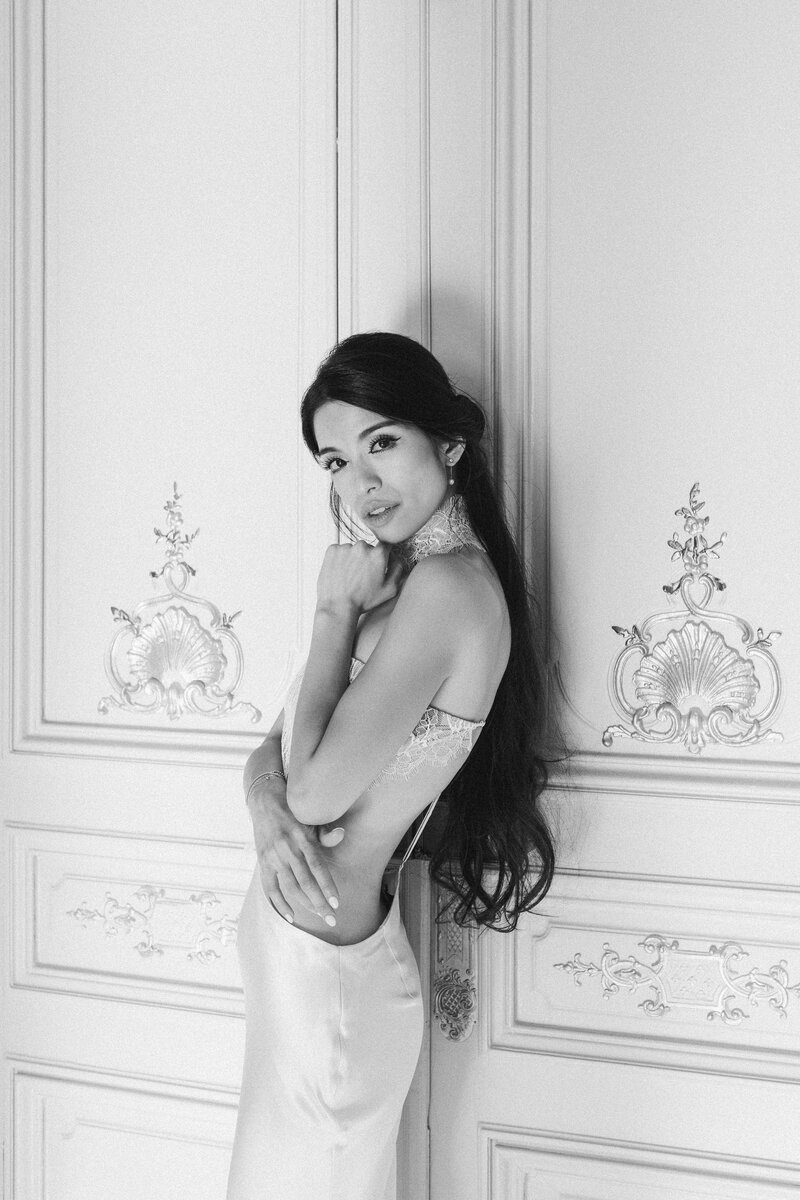 modern portrait of a bride in the Chateau de Nainville by a french wedding photographer