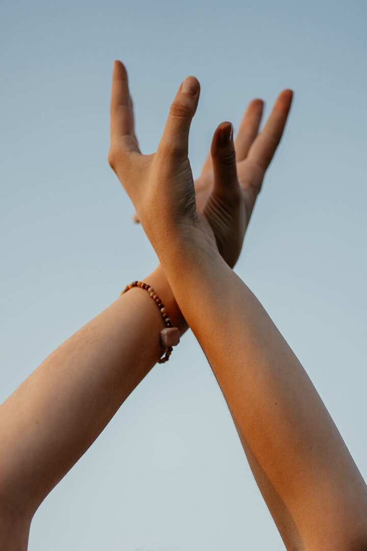 Nahaufnahme von Tessa Adrian, die in der Natur lacht, voller Freude und Gelassenheit.