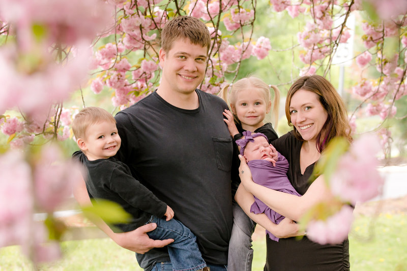 JandDstudio-outdoor-studio-spring-flowers-family-infant-baby