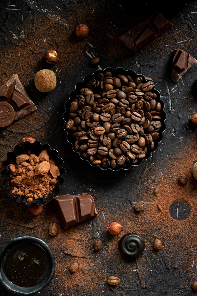 Koffiebonen in zwarte schaal. Cacao poeder in schaaltje. Foodstyling met zwarte  en bruine kleuren. Fotografie door Dorien Paymans | Studio Ensō Groningen ©