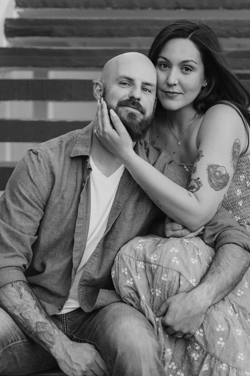 woman holding man face