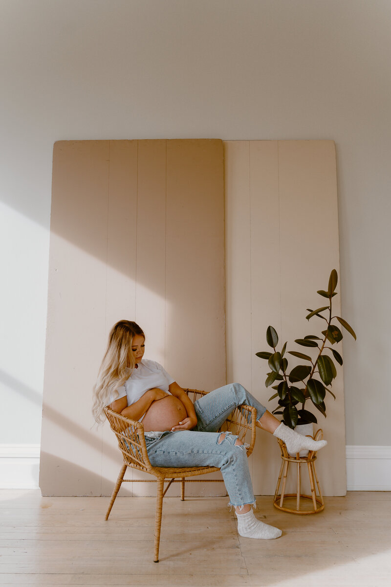 indoor maternity session by magnolia june visuals in salem oregon