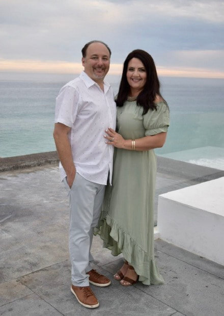 Armen and Rina standing in front of the ocean