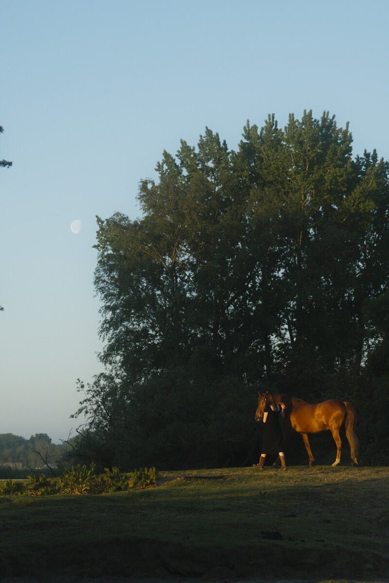 Filmische fotoshoot samen met je paard op een vroege ochtend met prachtige zonsopgang en stilte