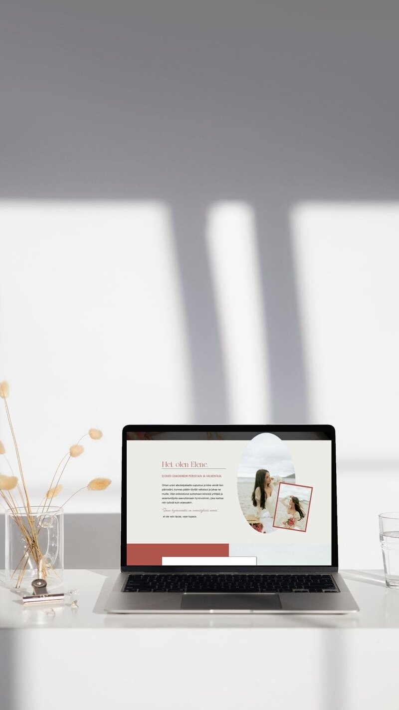 läppäri, jonka ruudulla näkyy elevate coaching nettisivujen etusivu