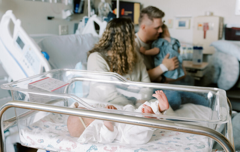 newborn photos in the hospital with sibling