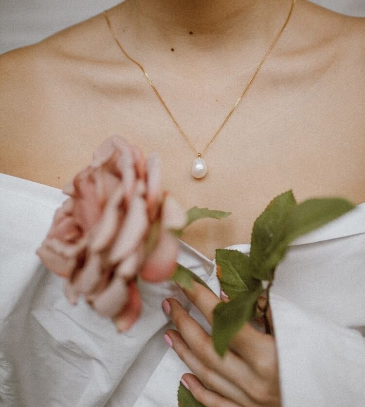 woman-decollete-rose-pearl-hands-love-750w