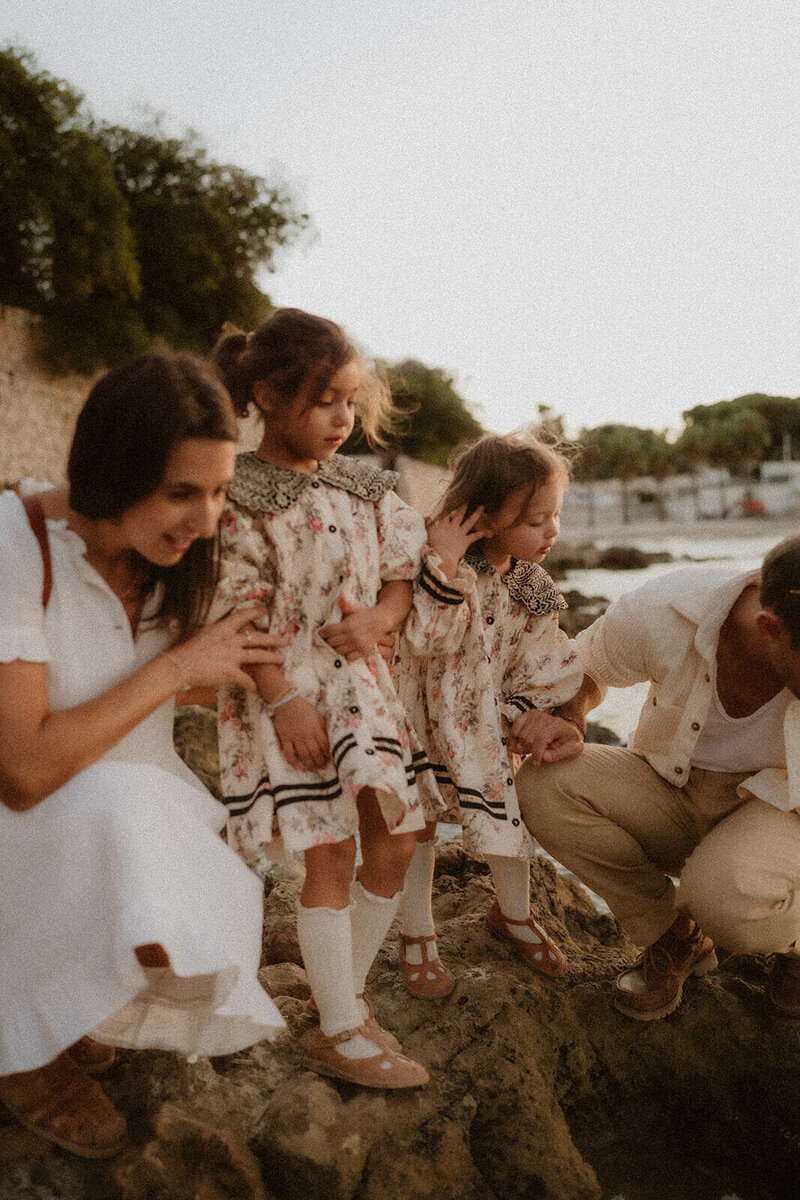 une photographe des alpes maritimes specialisee en lifestyle accompagne les famille lors de leur balade sur le sentier du littoral du cap antibes