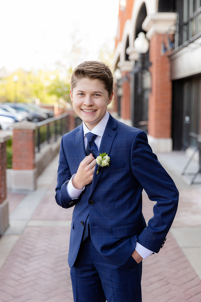 Top Best family photographer in Utah Family High School Senior Children's LDS Missionary Photographer Light and airy neutral urban downtown salt Lake city photo session year round_Salt Lake Trolley Square--2