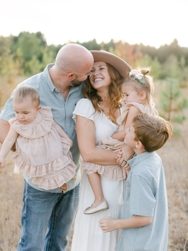 Eugene family photos in a field