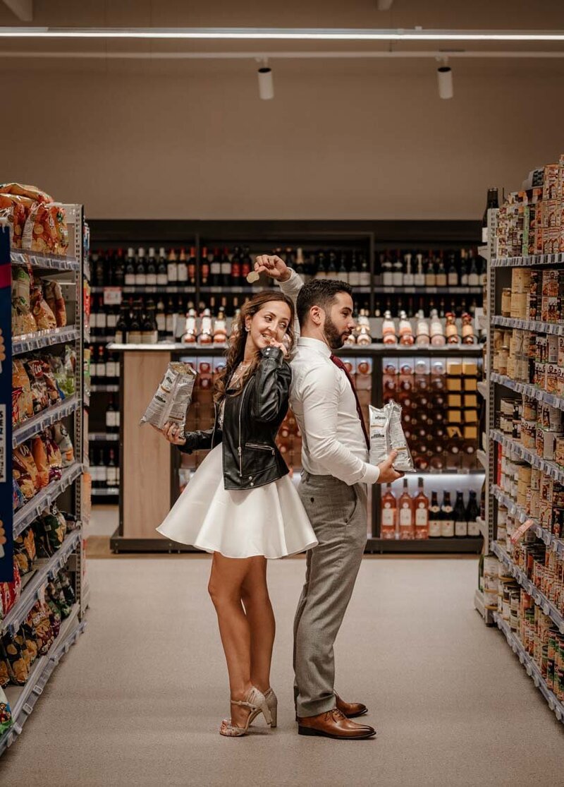 Avis client illustré par une photo fun d’un couple de mariés dans un supermarché en Provence – une séance décalée et complice qui reflète notre approche créative et sur-mesure