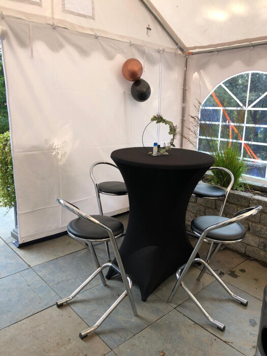 365_partyverhuur statafel met rok en barkrukken