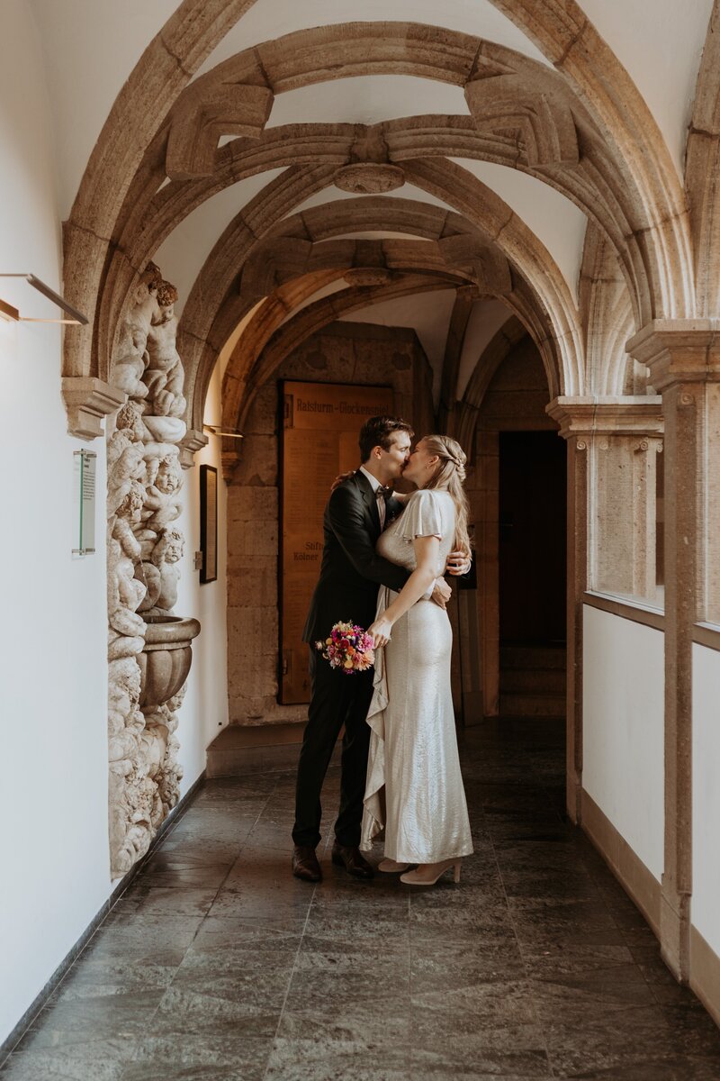 Hochzeitspaar im Turmkeller im Standesamt Köln