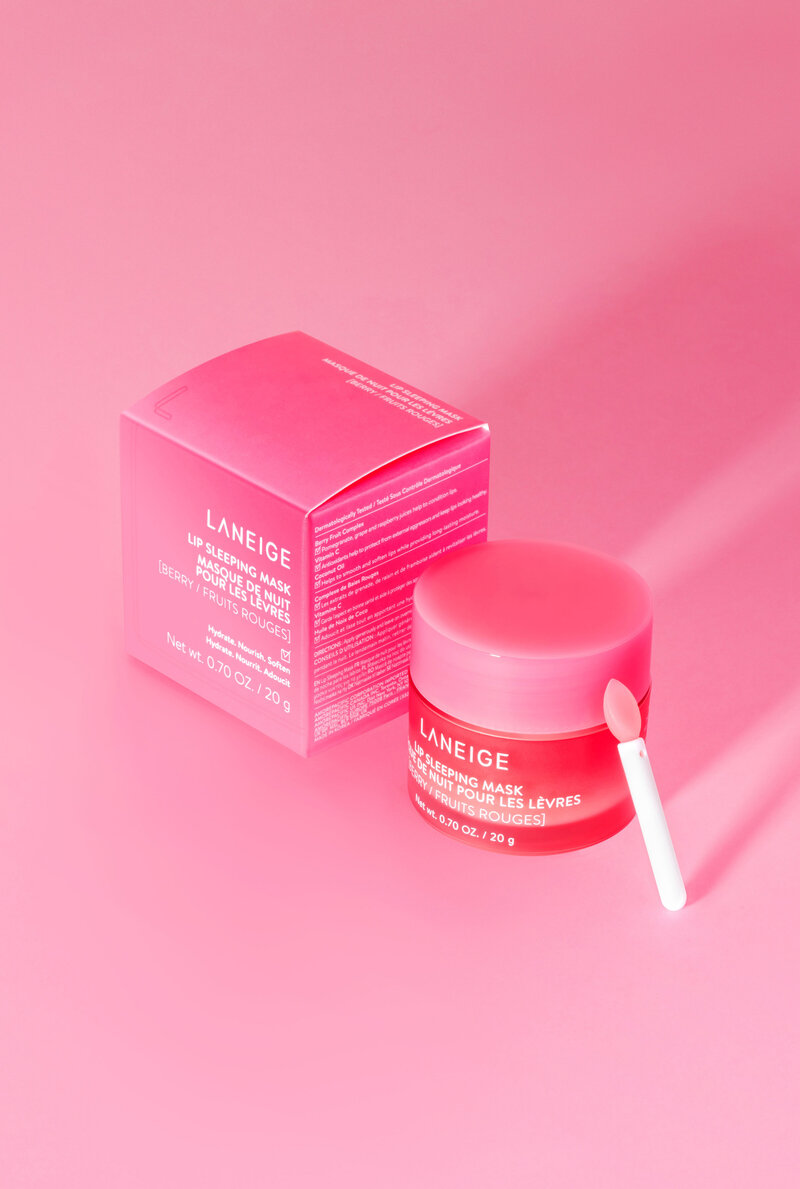 Photo produit du masque lèvres La Neige sur fond rose, réalisée par Studio Helloday.