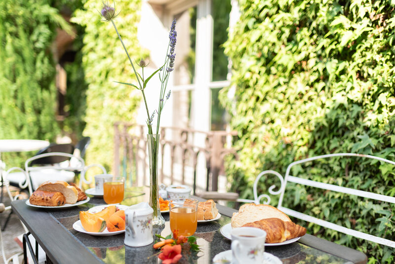 Petit déjeuner avec des produits locaux et bio à La Bastide de Cordes