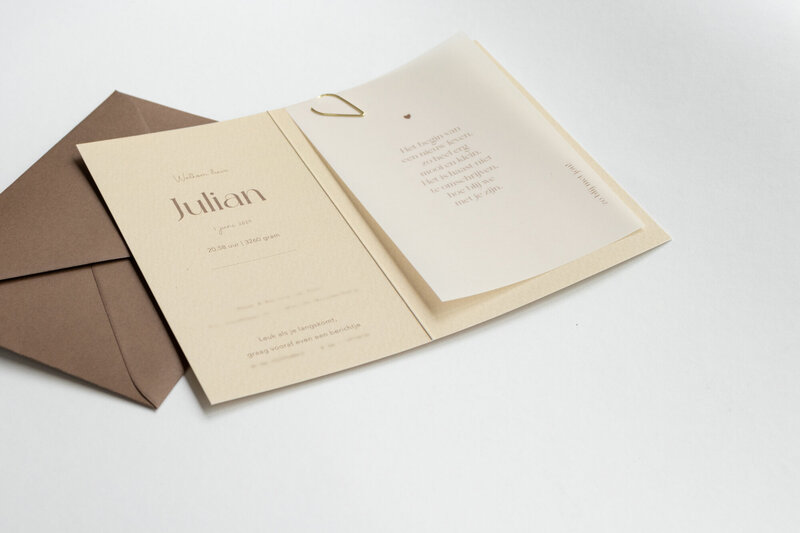 Uniek-geboortekaartje-Julian-in-beige-en-bruin-met-kalkpapier-16