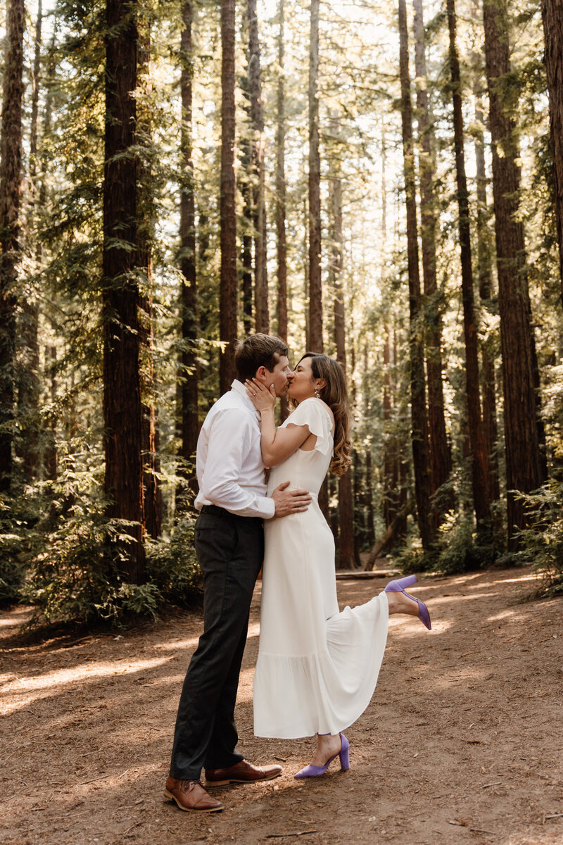 couple kissing in the oakland redwoods