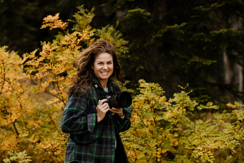 Jaime Bugbee holding camera on home page for blogging course for family photographers