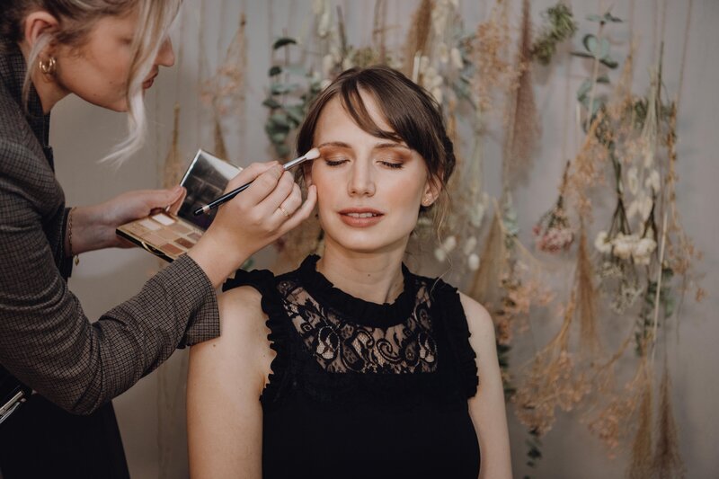 Sarah Schöb kreiert professionelles Makeup, das ideal für Fotoshootings ist und die natürliche Schönheit jedes Models perfekt zur Geltung bringt. Erlebe Makeup-Kunst, die fotogen und ausdrucksstark ist.