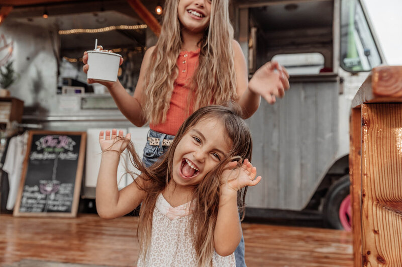 sisters-playing-hawaii-froen-yogurt