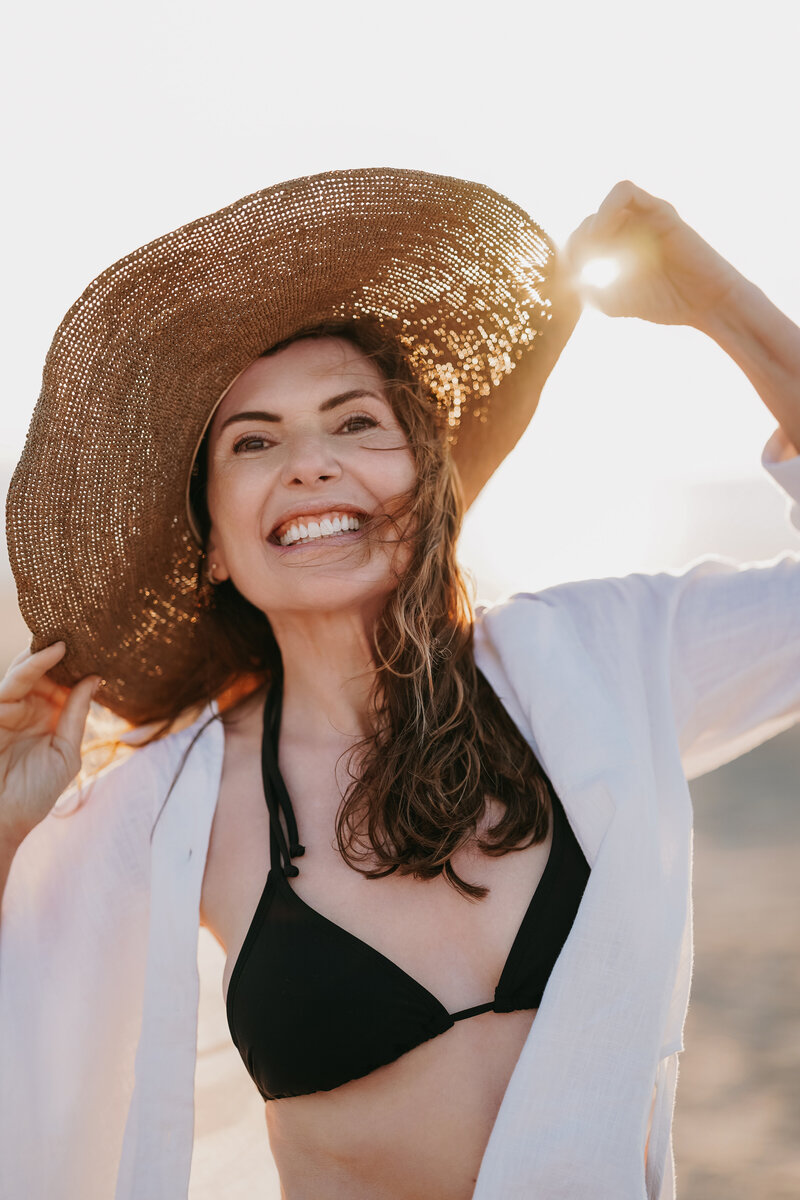 Marjena in een zomerse zwarte kleding