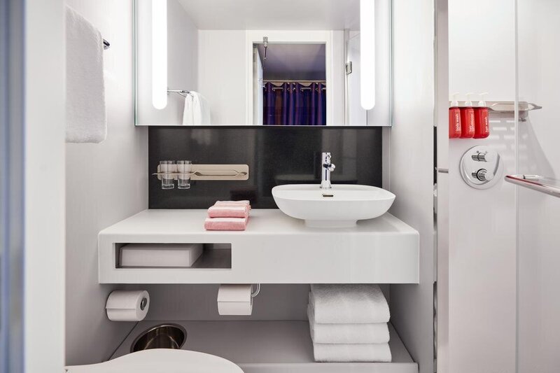 IMG-SCL-2021-CAB-interior-bathroom-day-1-UNCROPPED