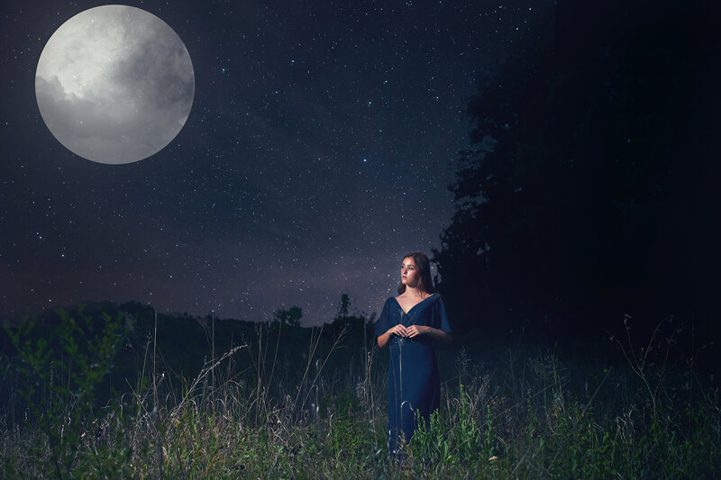 senior picture big moon creative unique